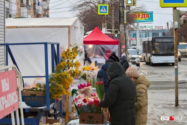 Перед и непосредственно в праздник на улицах города появится множество палаток с цветами | Источник: Роман Данилкин / 63.RU