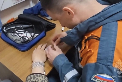 Спасатели сняли обручальное кольцо с женского пальца нитью