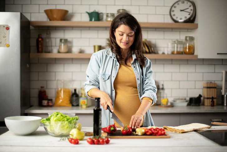 Авокадо, лосось и сухофрукты: 12 лучших продуктов для беременных