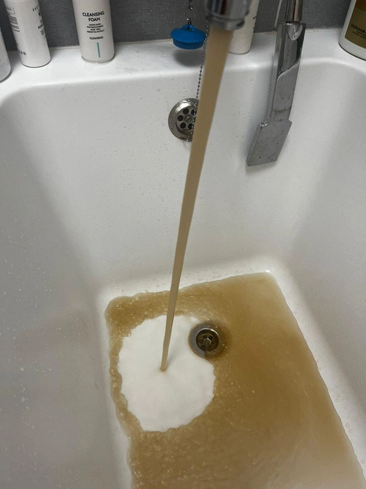 Ксения рассказала, что горячая вода появилась в конце сентября, но пока еще ржавая | Источник: читательница НГС