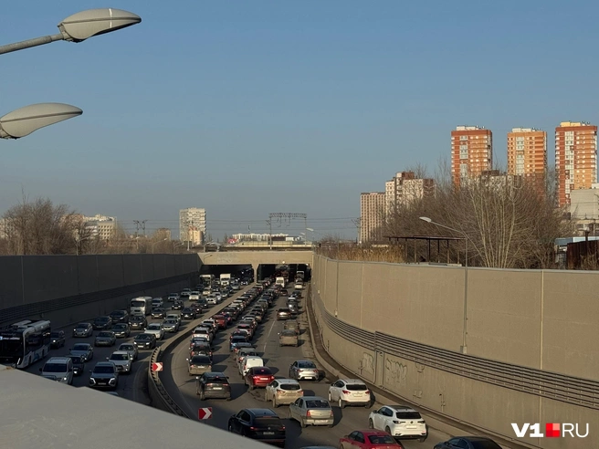 В Волгограде вечерние пробки сковали дороги в микрорайоне Тулака | Источник: Арина Рязанова / V1.RU