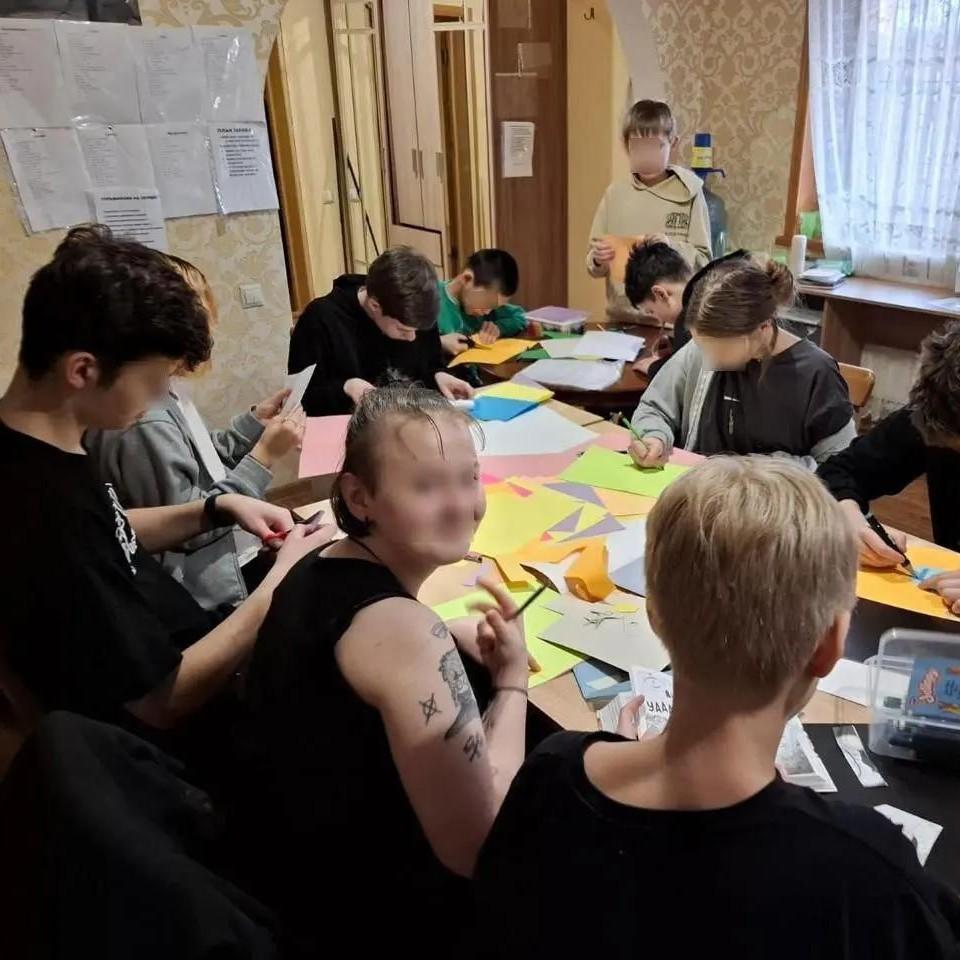 Карцер для 11-летнего мальчика и нападение девочек с ножом: подробности ужасов, творящихся в рехабах Хоботовой по всей России