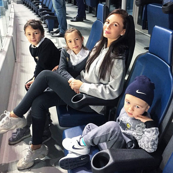 Юрий и Инна Жирковы с детьми