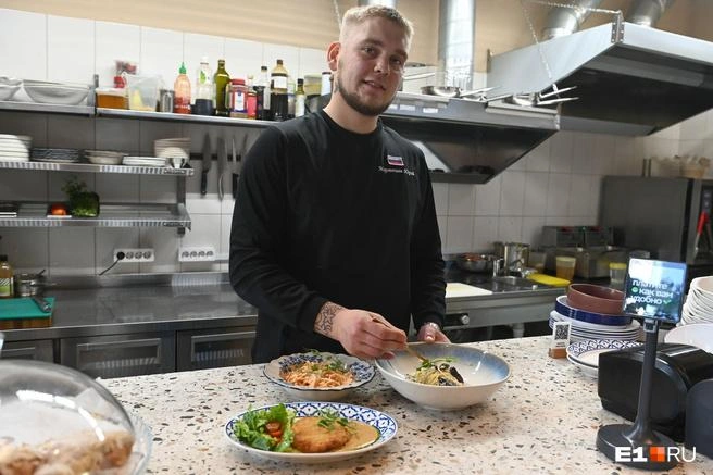 Юрий работает шеф-поваром в екатеринбургском кафе | Источник: Дмитрий Емельянов / E1.RU