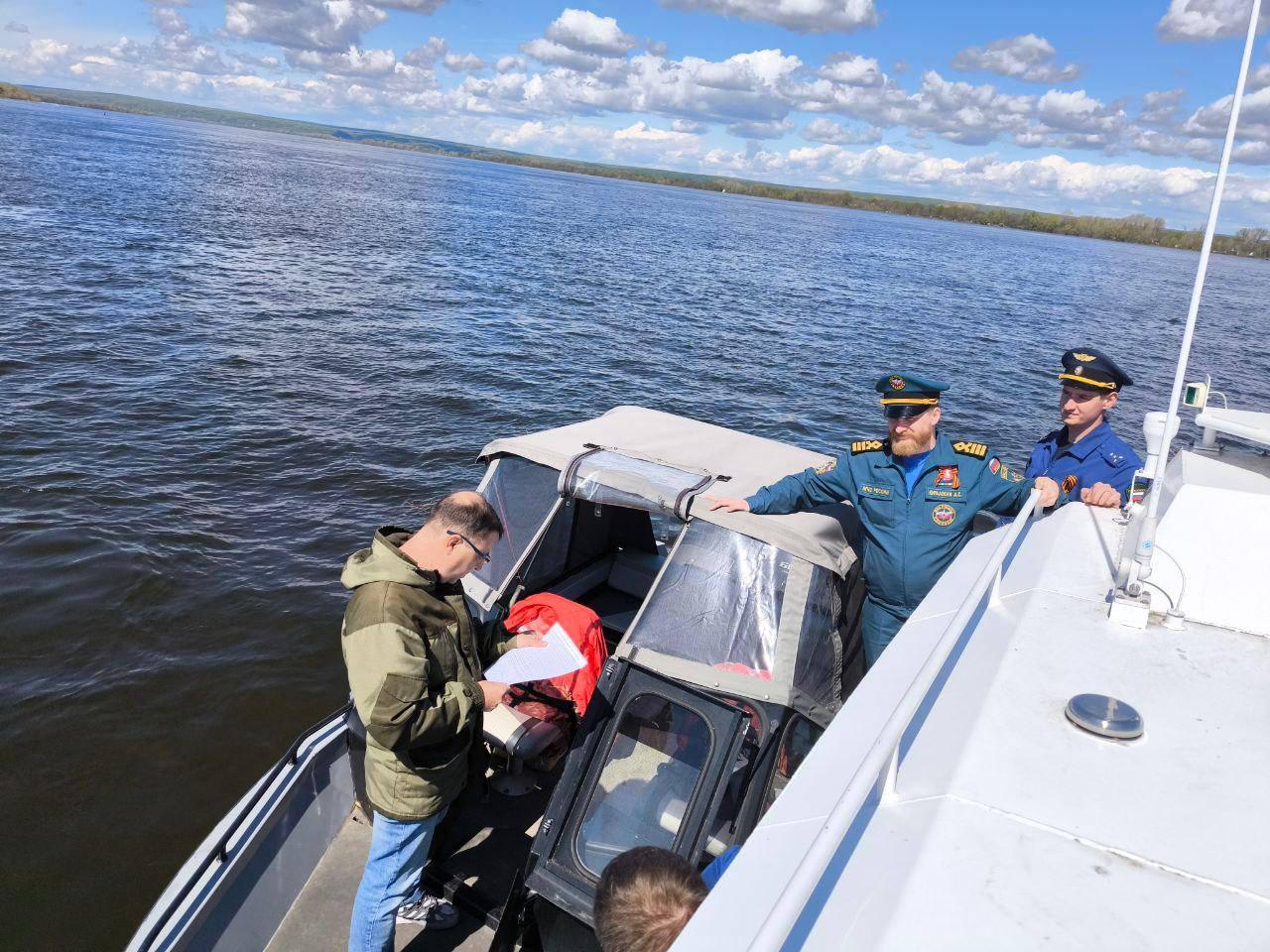 На Волге капитан катера перегрузил судно. Пассажиров было больше нормы