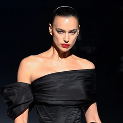 Снова в черном, но как хороша: Ирина Шейк очаровала всех на показе Mugler
