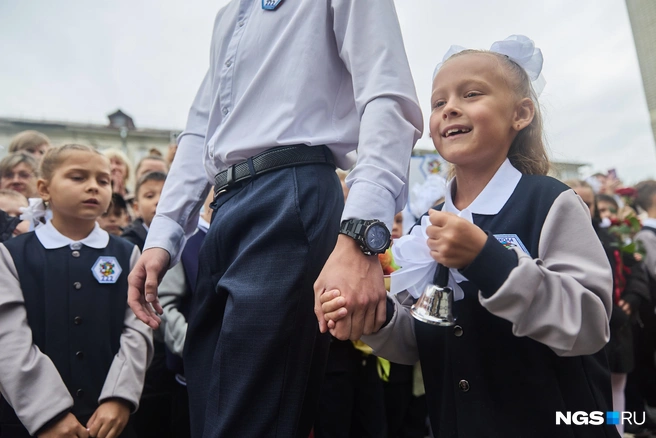 В школе № 222 впервые прошла торжественная линейка | Источник: Александр Ощепков / NGS.RU