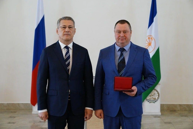 Глава Башкирии Радий Хабиров (слева) и Евгений Пожидаев | Источник: Apkrb.info