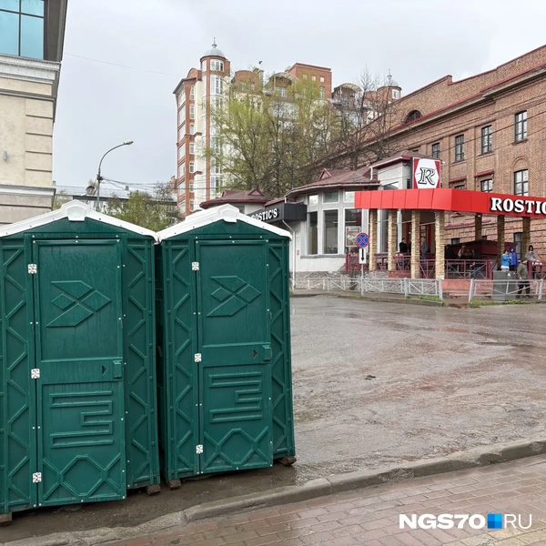 Рядом с «Ростиксом» поставили уличные туалеты | Источник: Маша Лобанова / NGS70.RU