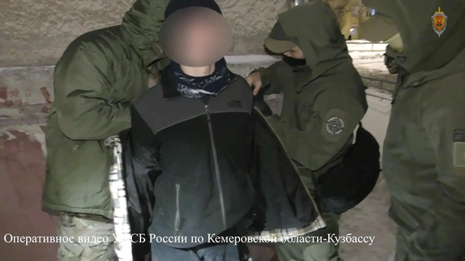 В рюкзаке парня нашли обычные школьные предметы и «коктейль Молотова» | Источник: пресс-служба УФСБ России по Кемеровской области