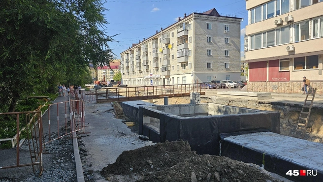 Для удобства жителей установлены мостики | Источник: Дарья Никитченко / 45.RU