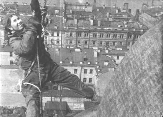 Демаскировку шпиля здания Адмиралтейства выполняет О.&nbsp;А.&nbsp;Фирсова. Апрель 1945 года. Фотограф Беркович | Источник: КГИОП