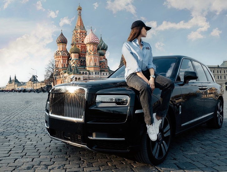 Анастасия Решетова скромно позирует на фоне Роллс-Ройса и Кремля