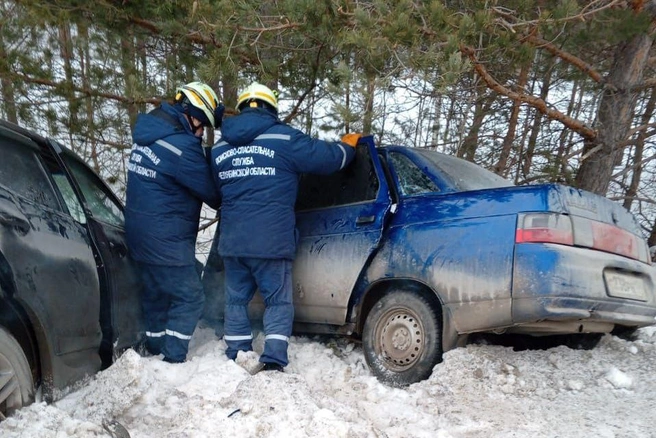 «Десятка», в которой ехала семья, столкнулась с Hyundai недалеко от Усть-Катава | Источник: Поисково-спасательная служба Челябинской области