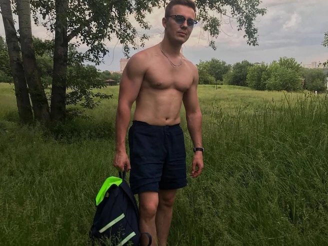 Брат Лев помогает певице в карьере | Источник: vlonelev / Instagram* 