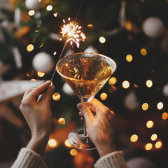 Врач назвал две вещи, которые опасны после шампанского на Новый год