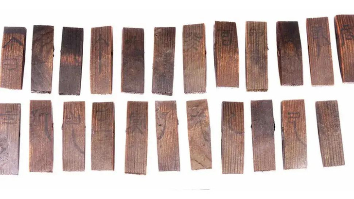 Зачем календарь на том свете? В древней гробнице нашли деревянные пластины с астрономическими знаками