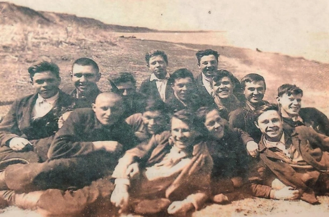 1940-й. Ученики 7-го класса Любино-Малоросской 7-летней школы | Источник: «Исторические очерки становления и развития Любино-Малоросской школы» / авторы-составители: Валентина Стасевич, Михаил Горланов, Лилия Гехт