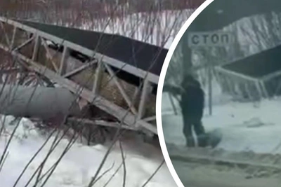 В Уфе ветром опрокинуло крупный билборд