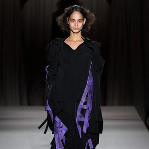 Yohji Yamamoto, осень 2025: пальто-головоломки и сеанс групповой медитации