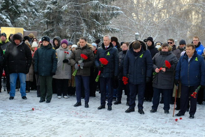 В памятных мероприятиях приняли участие представители областного правительства, мэрии, федеральных структур, депутаты, кадеты, школьники и все желающие жители города | Источник: www.nso.ru