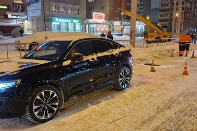 В Тюмени на Пермякова образовалась дыра в асфальте