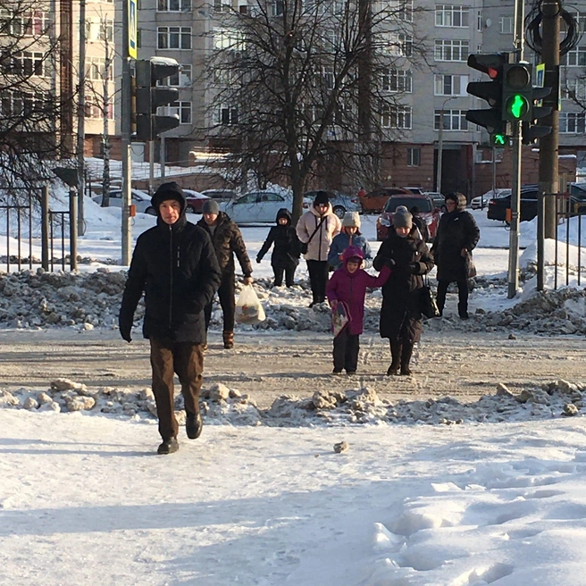 На проспекте Машиностроителей из-за сугробов мамочки с колясками не могут перейти дорогу | Источник: Светлана Сорокина, Ярославль LIVE / Vk.com