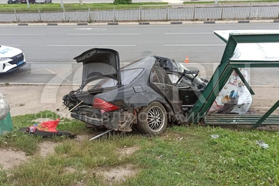 Жертвы ДТП с Mercedes на остановке в Ярославле: фото и видео
