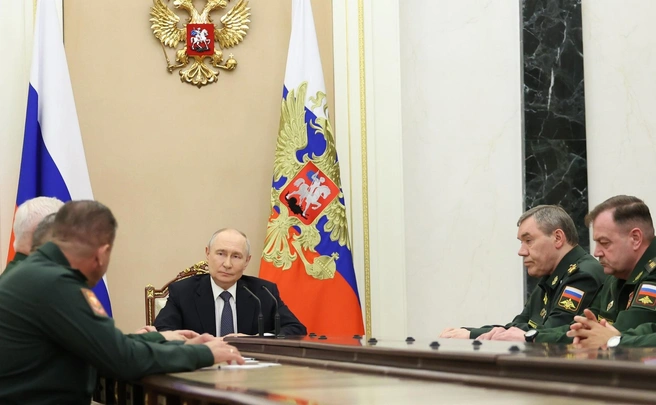 Иванаев (крайний справа) ранее возглавлял группировку «Восток» | Источник: kremlin.ru