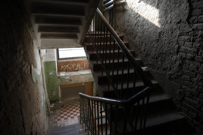 «Нюхать эту гниль»: омичи о мусоре после сноса многоэтажки