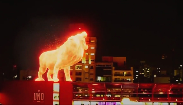 Огненный голографический лев прогулялся по трибунам на открытии стадиона в Аргентине (видео)