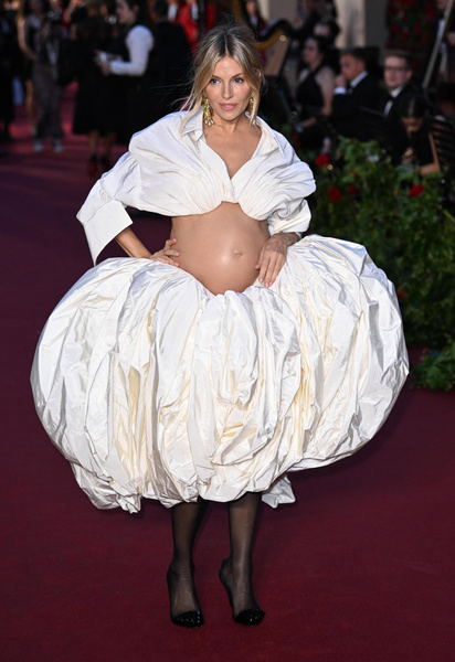 Переплюнула Рианну: беременная Сиенна Миллер появилась на шоу Vogue World в самой модной юбке 2023🤰