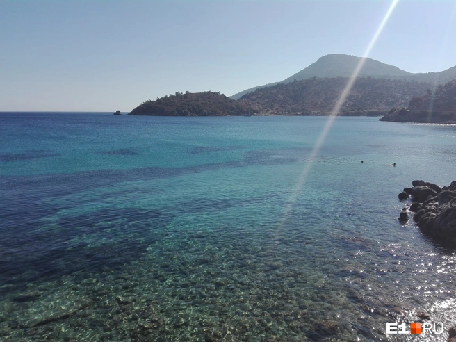 Из-за непогоды туристы не смогли выехать с размытого пляжа | Источник: Елена Бикташева / E1.RU