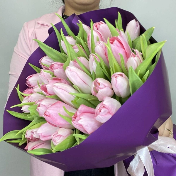 Букет нежно-розовых тюльпанов, 35 шт., Flowwow