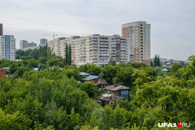 В Уфе весь месяц жители жалуются на химический запах на улице | Источник: Булат Салихов
