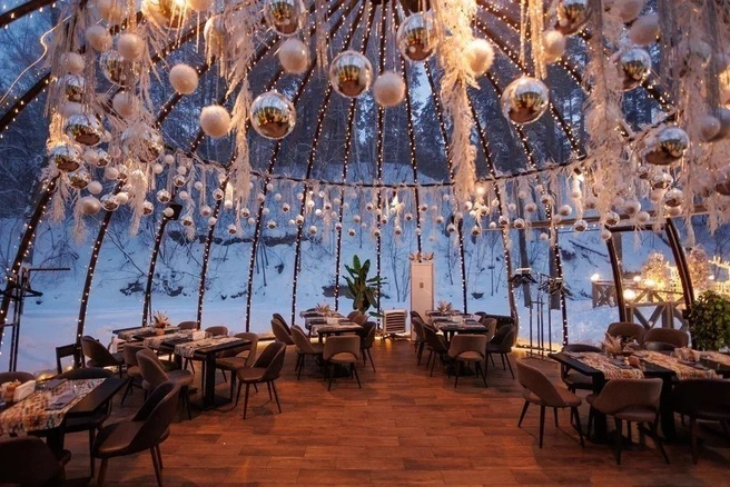 Новый год в купольном ресторане «Лето» | Источник: Ramada