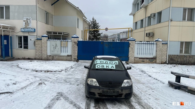 Владислав в знак протеста перегородил один из въездов в промзону, чем вызвал гнев со стороны коллег | Источник: читатель E1.RU