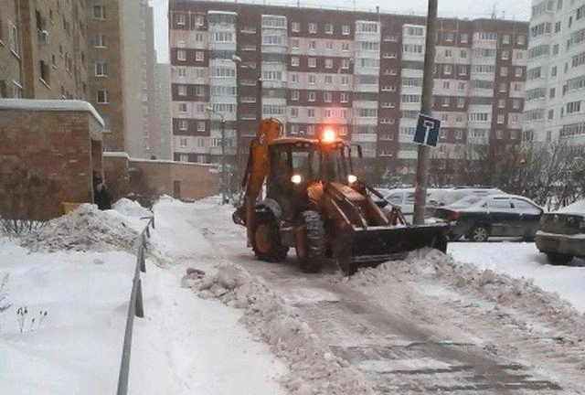 Уборка снега продолжается и днем | Источник: Наталия Шестакова