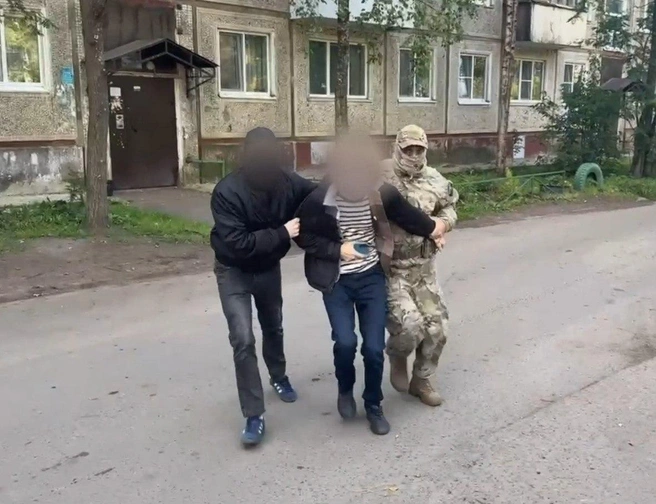 Архангелогородца задержали в квартире, а также провели у него обыск | Источник: СУ СК РФ по Архангельской области и НАО