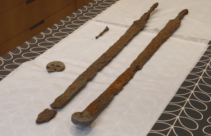 Но где же владельцы? В Англии нашли сразу 2 римских кавалерийских меча, которым более 1800 лет