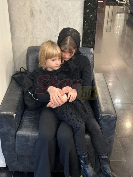 Старшая Лиза обнимала младшую сестренку Марту 