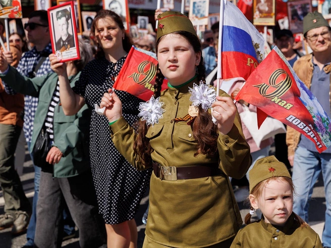 Некоторые горожане надели военную форму в честь праздника. | Источник: Ирина Шарова / 72.RU 