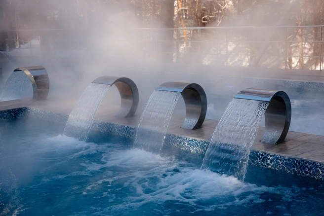 От холода посетителей бассейна «Хвои» защищает паровая «шапка» | Источник: «Хвоя»