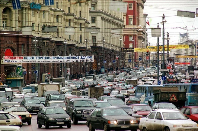 Машин на дорогах Москвы хватало и в нулевые | Источник: Игорь Зотин / ТАСС