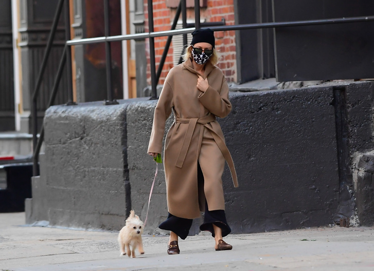 Мюли Gucci + карамельное пальто-халат: неожиданный, но стильный прием Наоми Уоттс