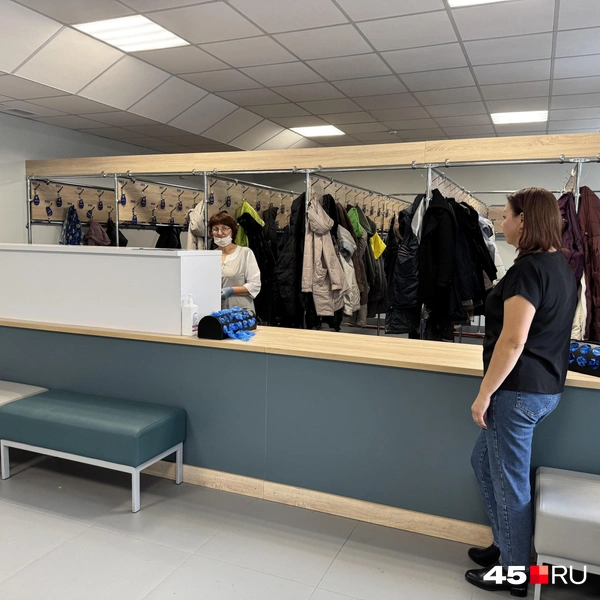 В гардеробе можно взять бахилы | Источник: Юлия Король / 45.RU