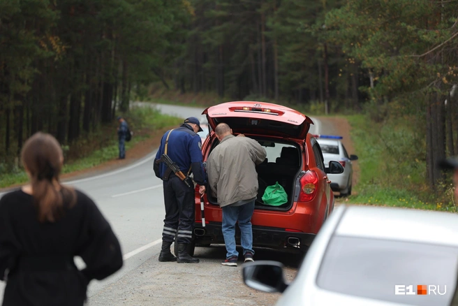 У всех автомобилистов проверяли багажники | Источник: Владислав Лоншаков / E1.RU