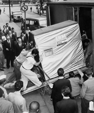 История одной фотографии: грузчики поднимают жесткий диск компьютера, 1956