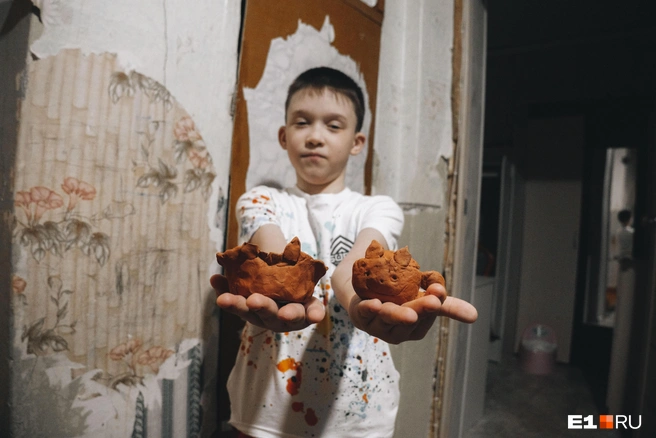 Всеволод обожает гончарное дело, а все свои поделки приносит домой | Источник: Кирилл Кушнов / E1.RU