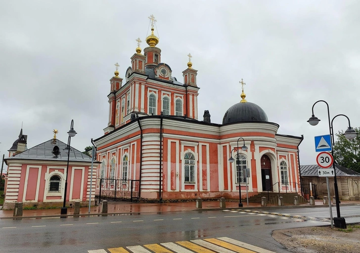 Здание Корсунско-Богородицкого собора было построено на месте прежнего в конце XVIII — начале XIX века по проекту смоленского архитектора Осипа Спиркина. Когда-то у него была и высочайшая колокольня — вместе этот ансамбль был виден издалека и служил визитной карточкой города | Источник: vokrugsveta.ru